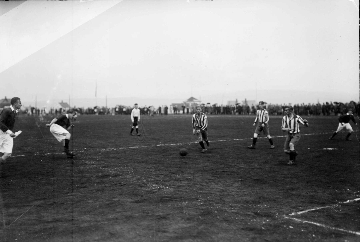 Åpning av Gjøvik Stadion 1928. Fotball.