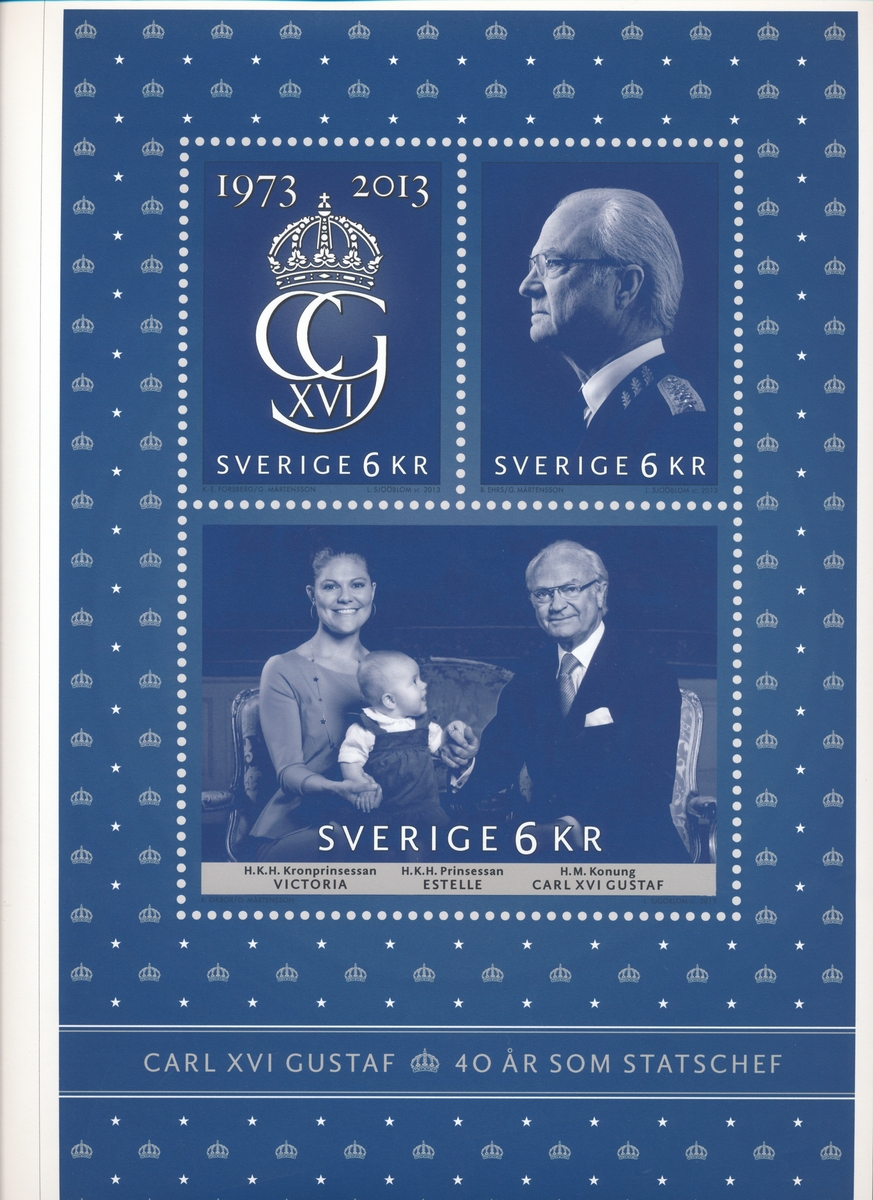 Förlaga som visar Carl XVI Gustaf i profil samt med kronprinsessan Victoria och prinsessan Estelle. Även kungens monogram visas.