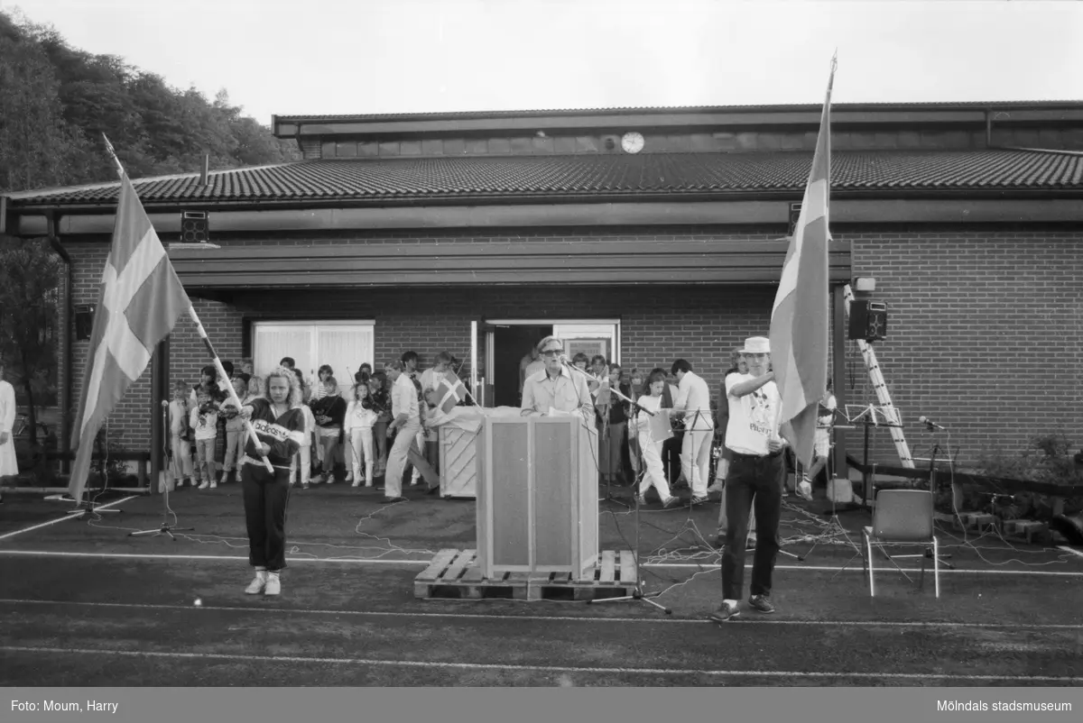 Nationaldagsfirande på Ekenskolan i Kållered, år 1985.

För mer information om bilden se under tilläggsinformation.