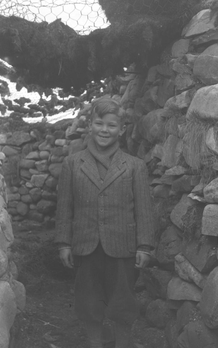 Øystein Hauge fotografert i en skyttergrav på Vadsøya like etter andre verdenskrig.