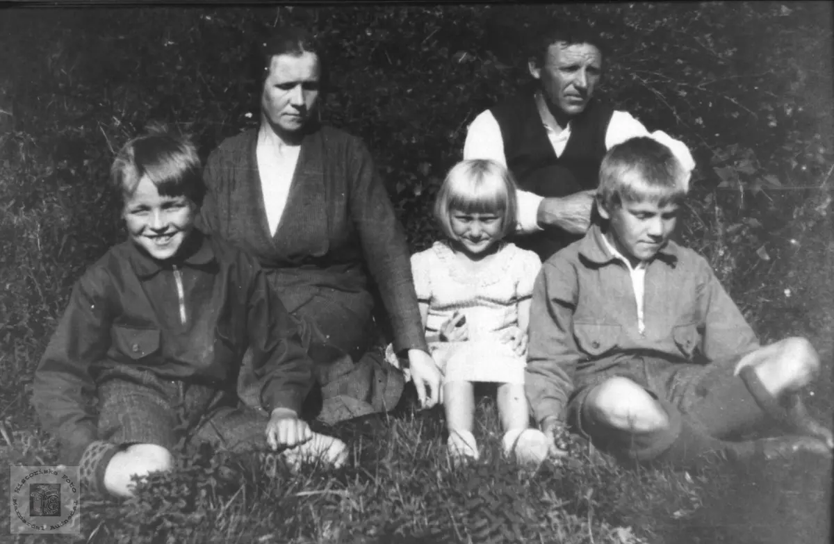 Familiegruppe. Olga og Knud Glomså