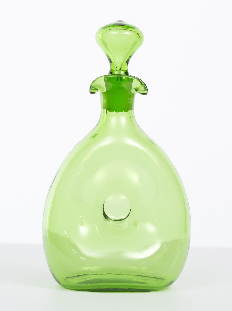 Oval, Flasken har hellekant på begge sider, og er sammentrykt på midten.