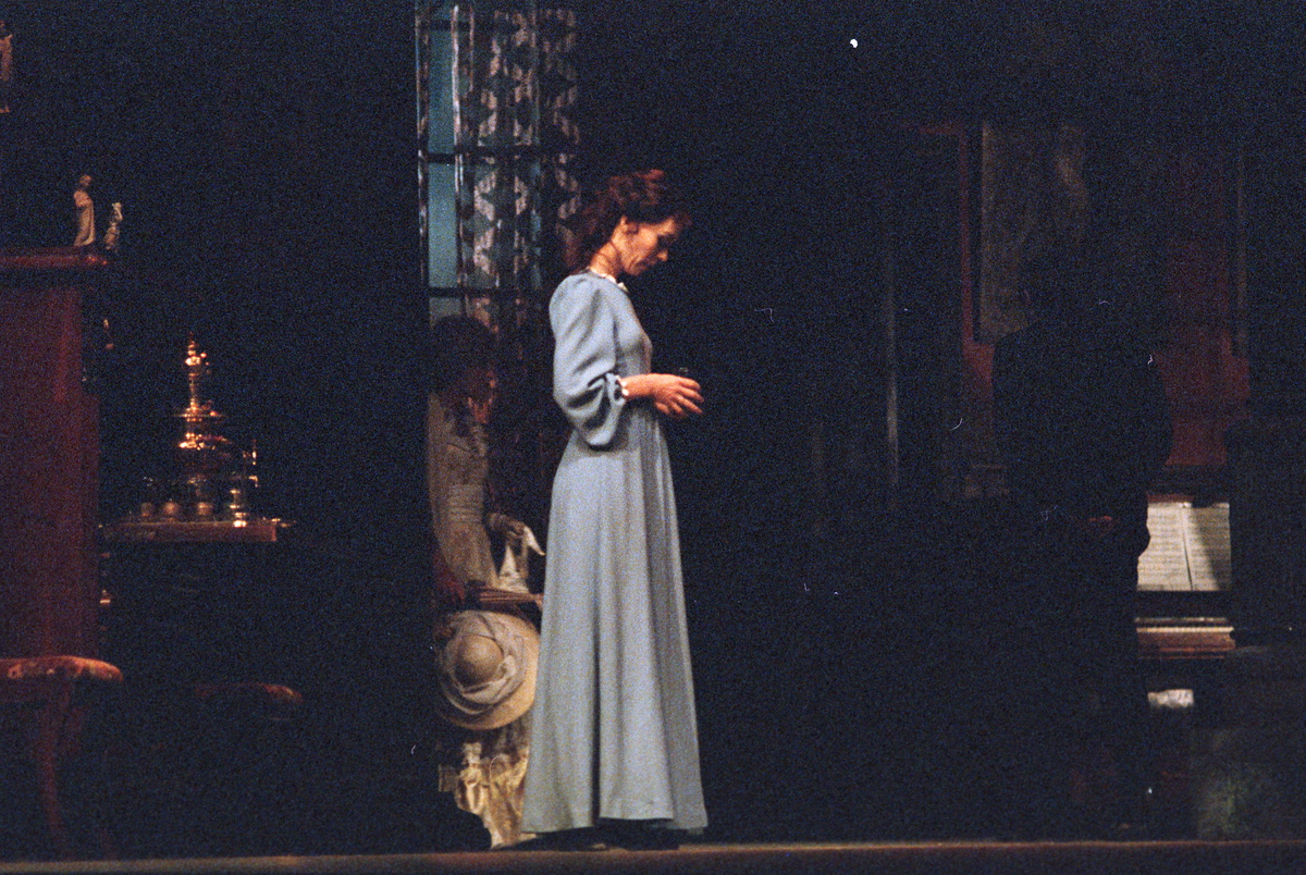 Scene fra Nationaltheaterets oppsetning av Maxim Gorkij "Solens barn". Forestillingen hadde premiere 18. oktober 1979. Ernst Günther hadde regi og Lubos Hruza kostymer og scenografi.