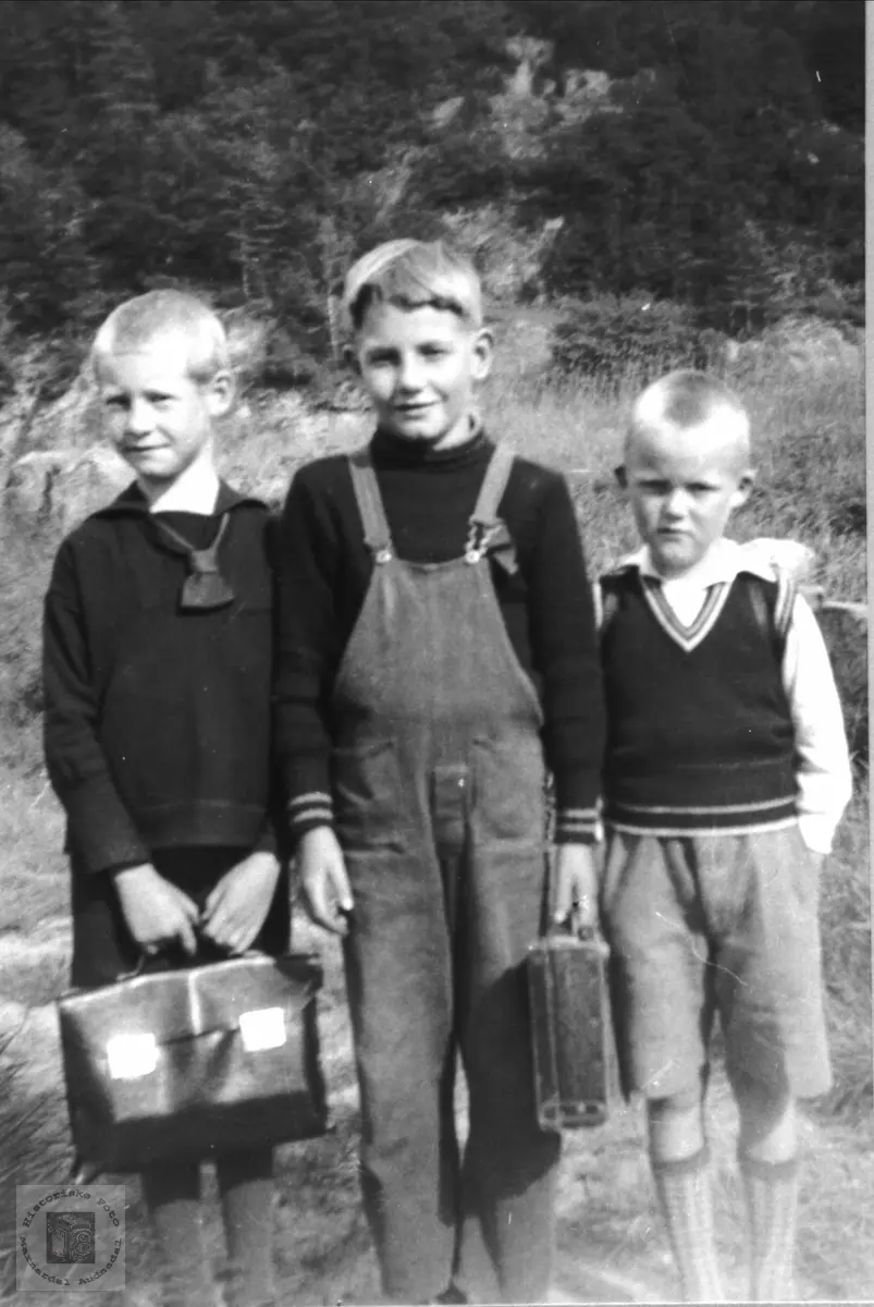 1. skoledag. Kåre Steinsland, Kåre Bråten og Knut F. Skuland.