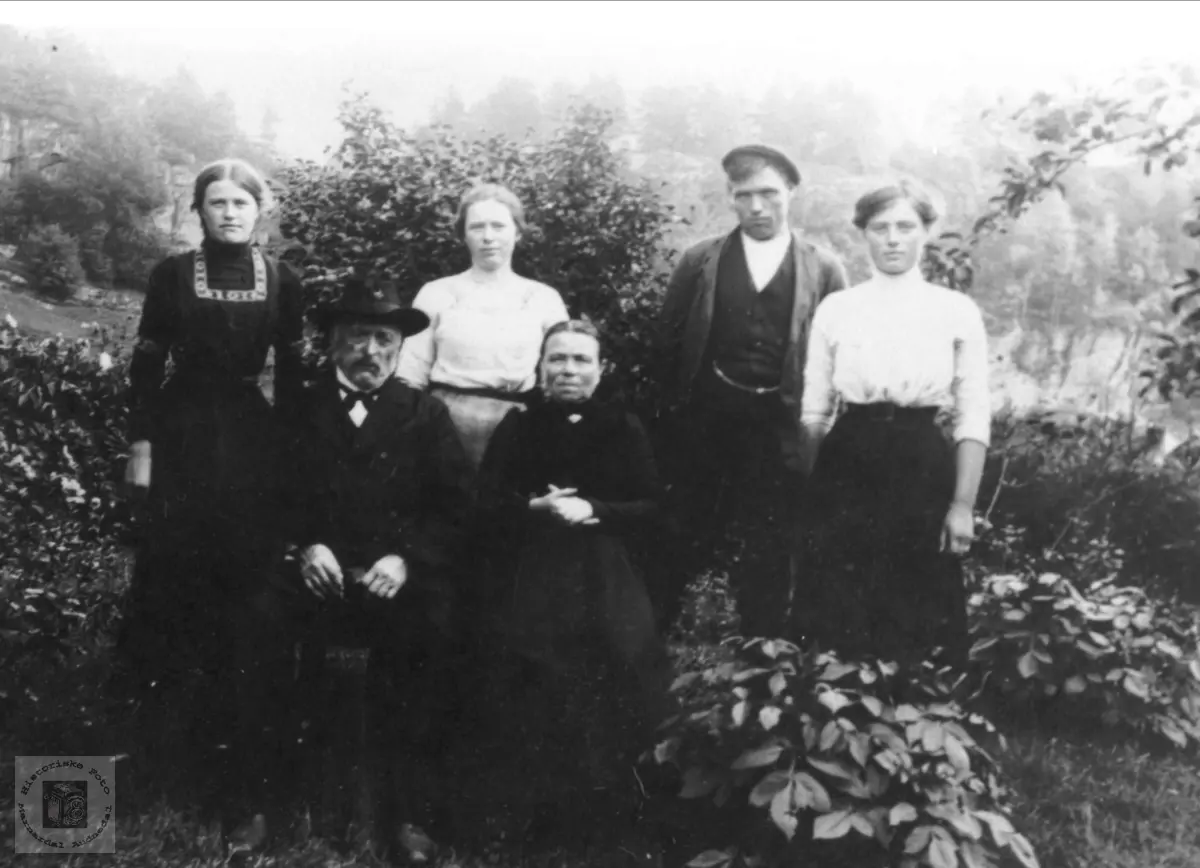 Foreldre og fire barn(ungdommer) fra Fjellet, Laudal.