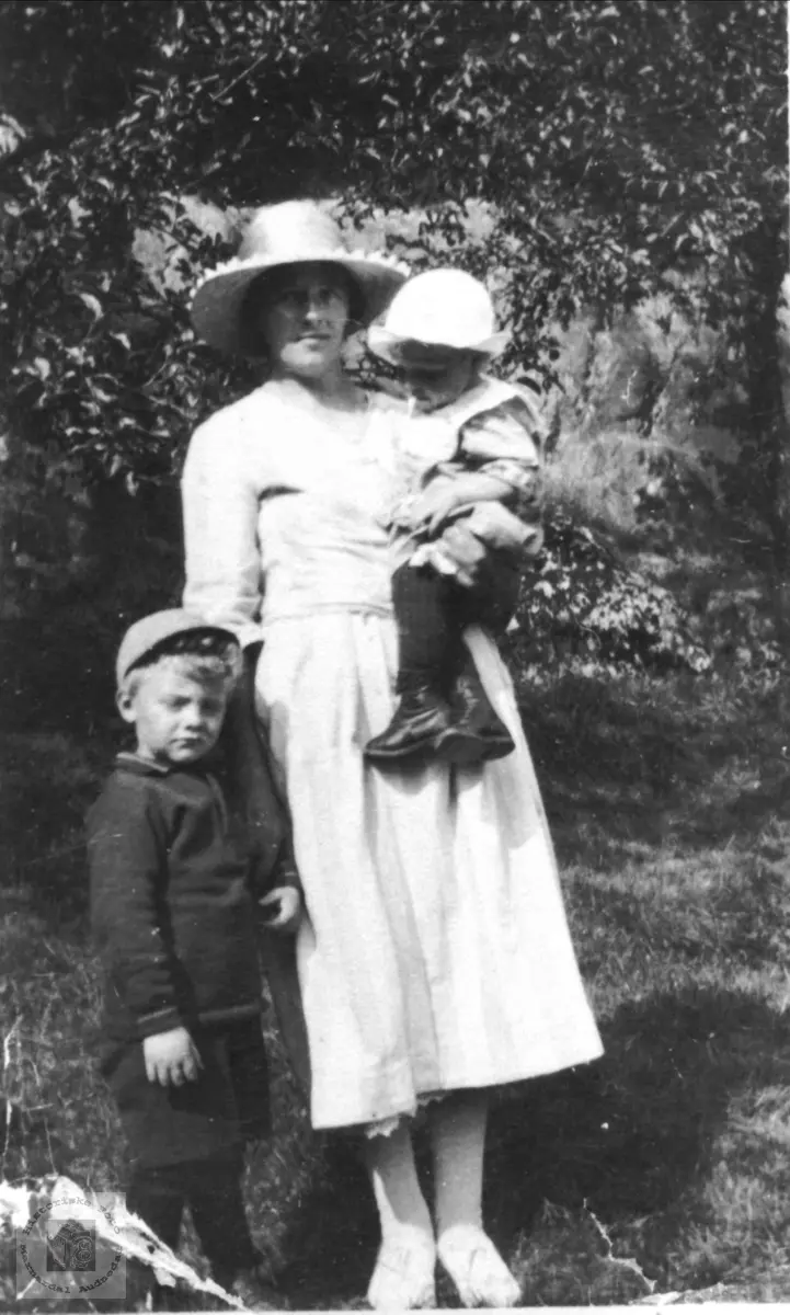 Mor og barn. Olga Kimestad med sønner.