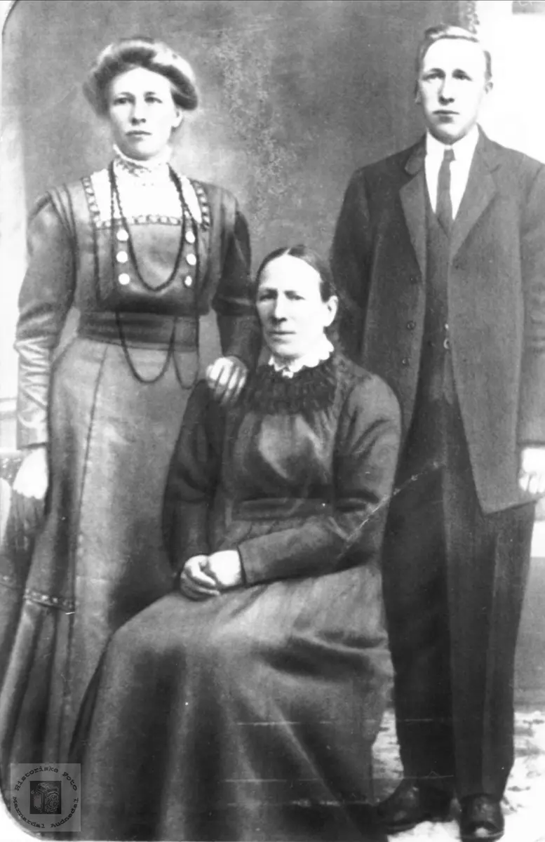 Mor med sønn og datter. Lindland/Tjomsland.