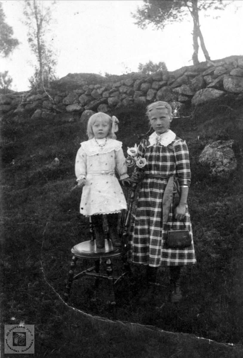 Søstre. Sigrid og Anna Flystveit (Egså).