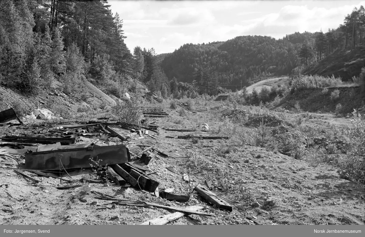 Rester av personvogn nr. 152 etter opphuging i grustaket ved Hægeland