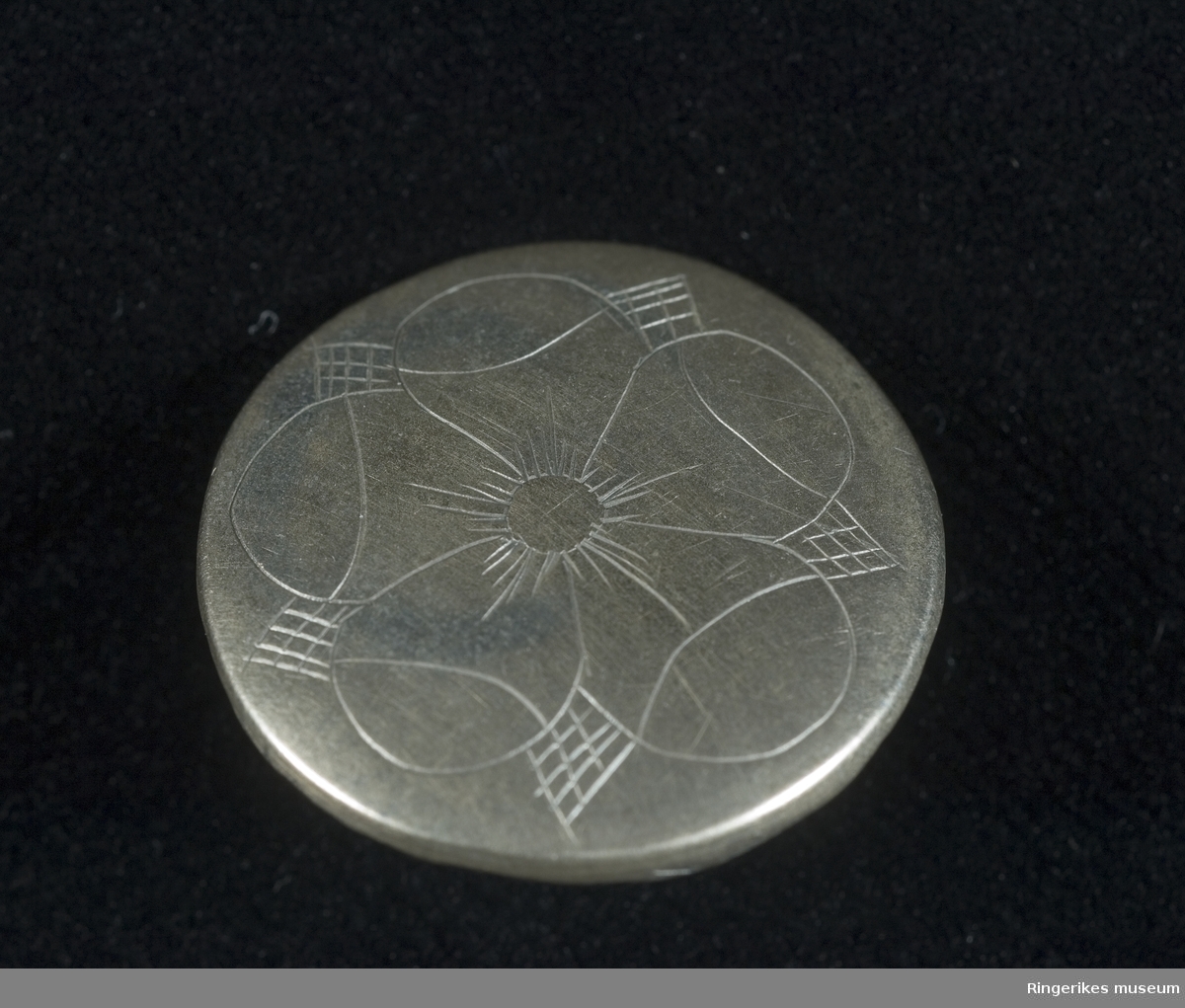 Knapp i sølv med pålagt tinn på baksiden

Påsyingsknapp