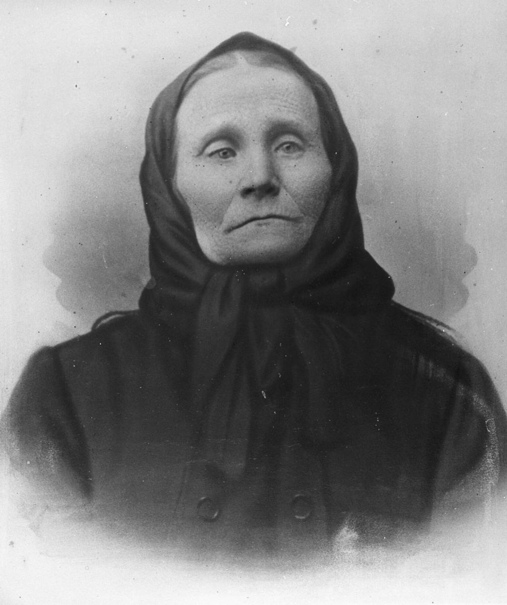 Portrett av Lena Madlena Glasin (gift med Johan Jakob Reisænen). Også etternavn Larini og Lasinen eller Klasinen er brukt i folketellingen. Hun ble født i Kuusamo, Finland, i 1848.