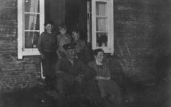 Familien Reisænen fotografert på trappa til huset sitt(?). F