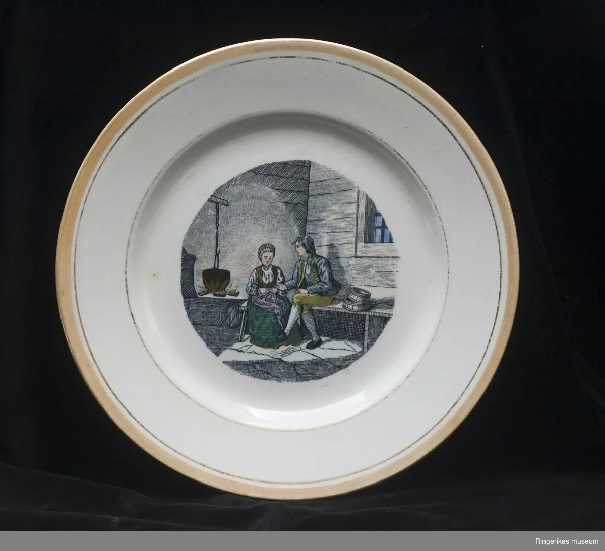 Liten tallerken med motiv

Motivet er muligens inspirert av Adolph Tiedemand

Gitt av frk. Lomsdalen, Skaugstad

Stemplet Egersund Fayanse 1867 - 1876