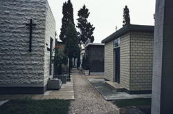 Foto av gravkammere i teglstein..