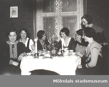 Ur familjen Wallerstedts album. Sju kvinnor sitter runt ett kaffebord med tända ljus.


Dagmar Wallerstedt var handarbetslärarinna och hennes far Artur Wallerstedt var kamrer på Papyrus. Okända personer, 1930-tal.