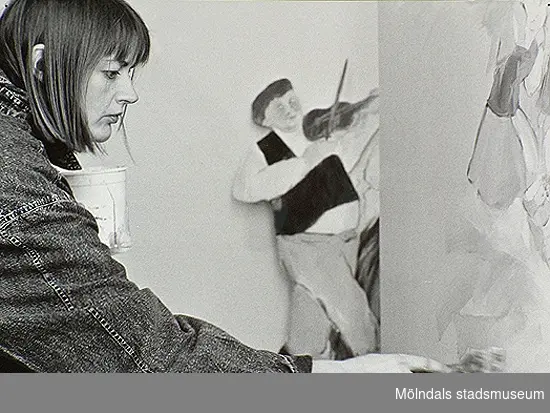 Designern Monika under uppbyggnaden av utställningen "Från näckens polska till rockens roll". Mölndals museum, okänt årtal.