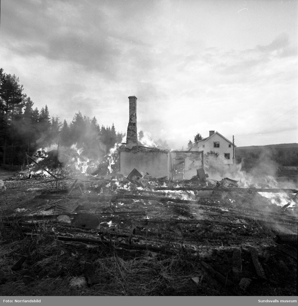 En ladugård i Töva brinner ner till grunden.