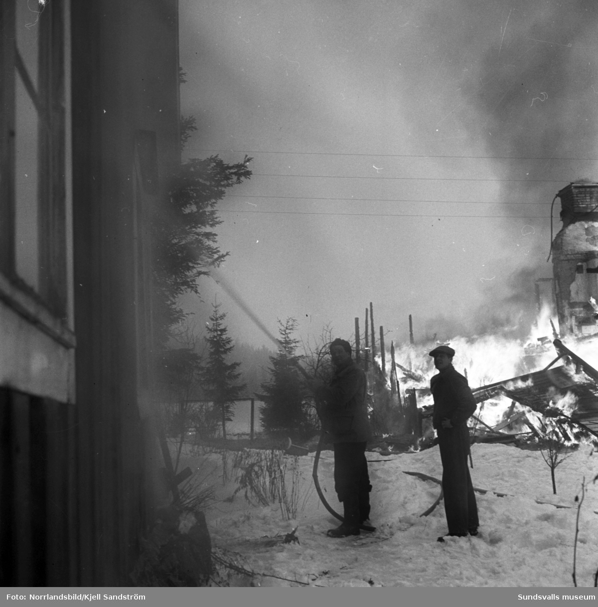 Eldsvåda i Målås, Birsta. Brandmän och rökdykare är på plats.
