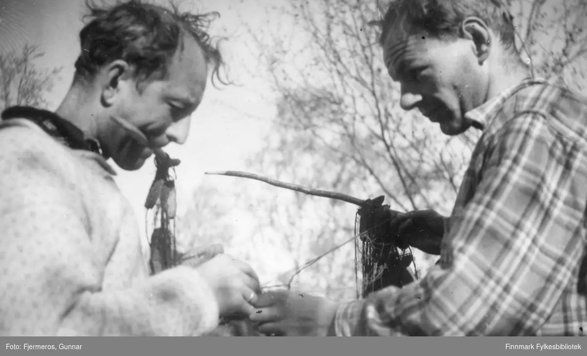 To menn på fisketur i 1947. Personer og sted er ukjent.