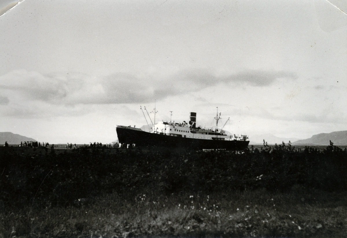 Hurtigruta DS Sigurd Jarl grunnstøtte ved Bygdnes i Sortland 19. august 1950. Skipet ble liggende på sandbanken i tre døgn før to bergingsbåter greide å dra det av grunnen.