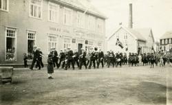 17. mai-tog i Strandgata på Sortland ca. 1931. Bygningen i v