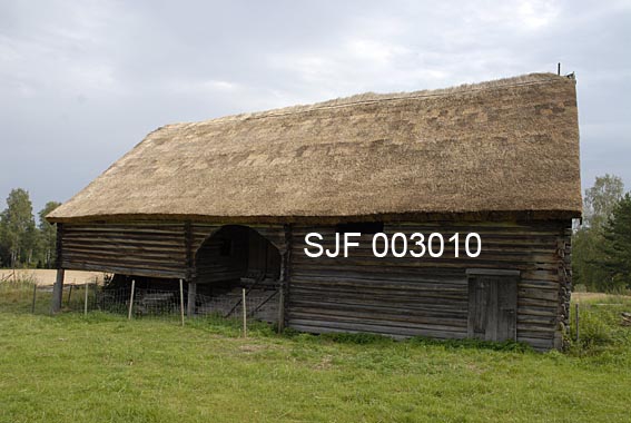 Tyndelsrudlåven fra 1700-tallet ved Tyndelsrudtunet i Rødenes. Sommeren 2009 var et restaureringsprosjekt i gang, der låven skulle få nytt halmtak, fotografert mens Norsk Skogmuseum var på befaring til andre lokaliteter i Marker kommune. 