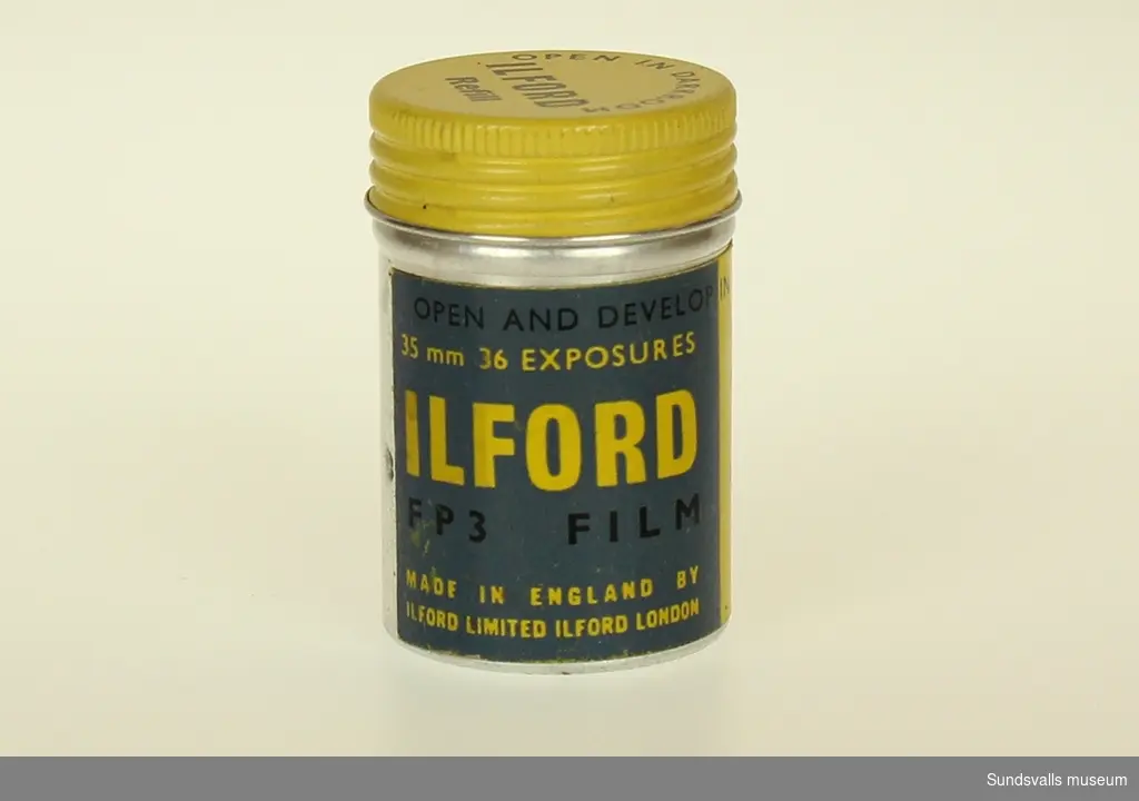 Beskrivning Metallburk med tillhörande lock avsedd för film. Tryckt etikett i blått och gult