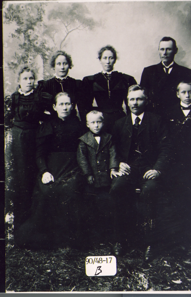 Amalie og Ove Johnsen med seks av ungene: Ingvald, Frithjof, Lovise, Oluffa, Adeleide og Kristoffer