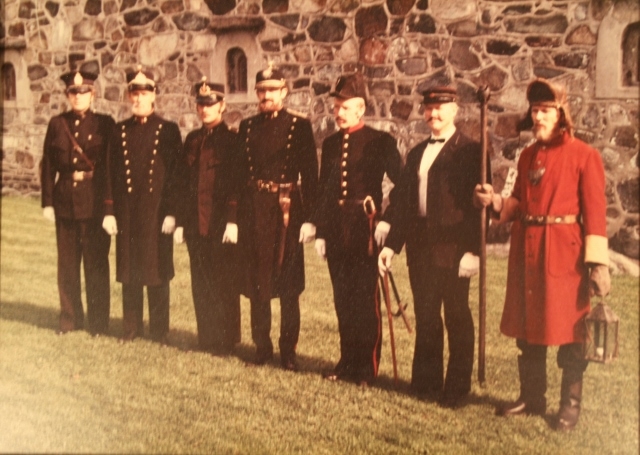 Uniformsparade utenfor Erkebispegården under Cicignonjubiléet, i regi Kriminalklubben