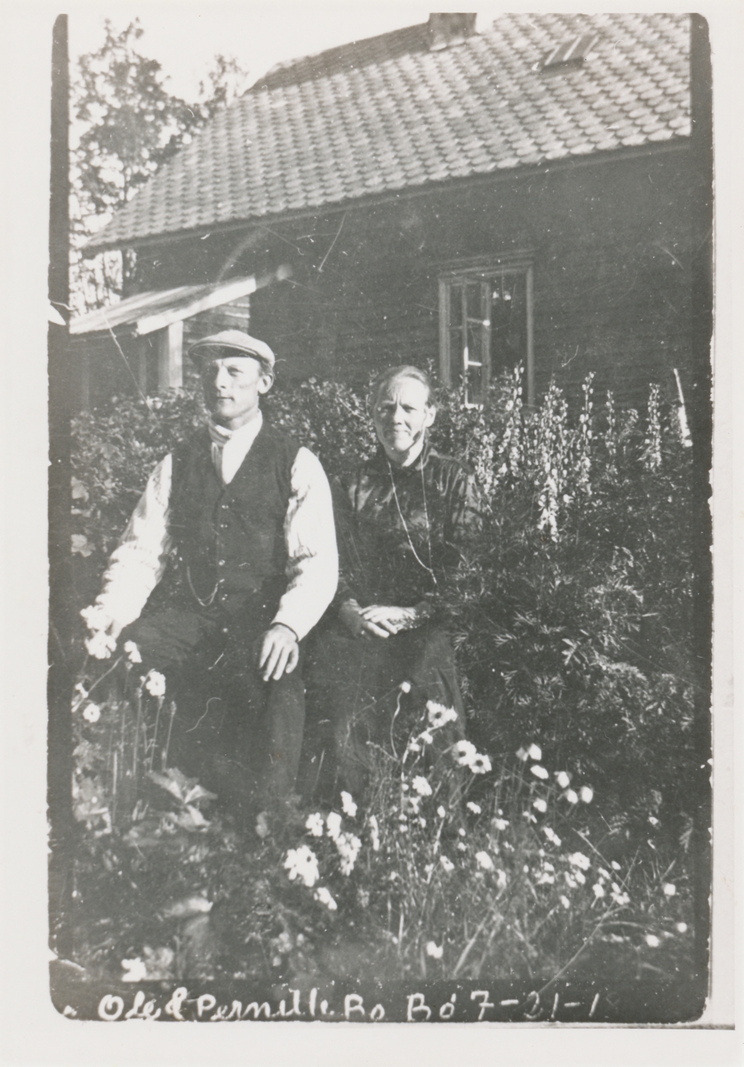 Portrettbilde av Ole og Pernille Bø i hagen foran et hus.