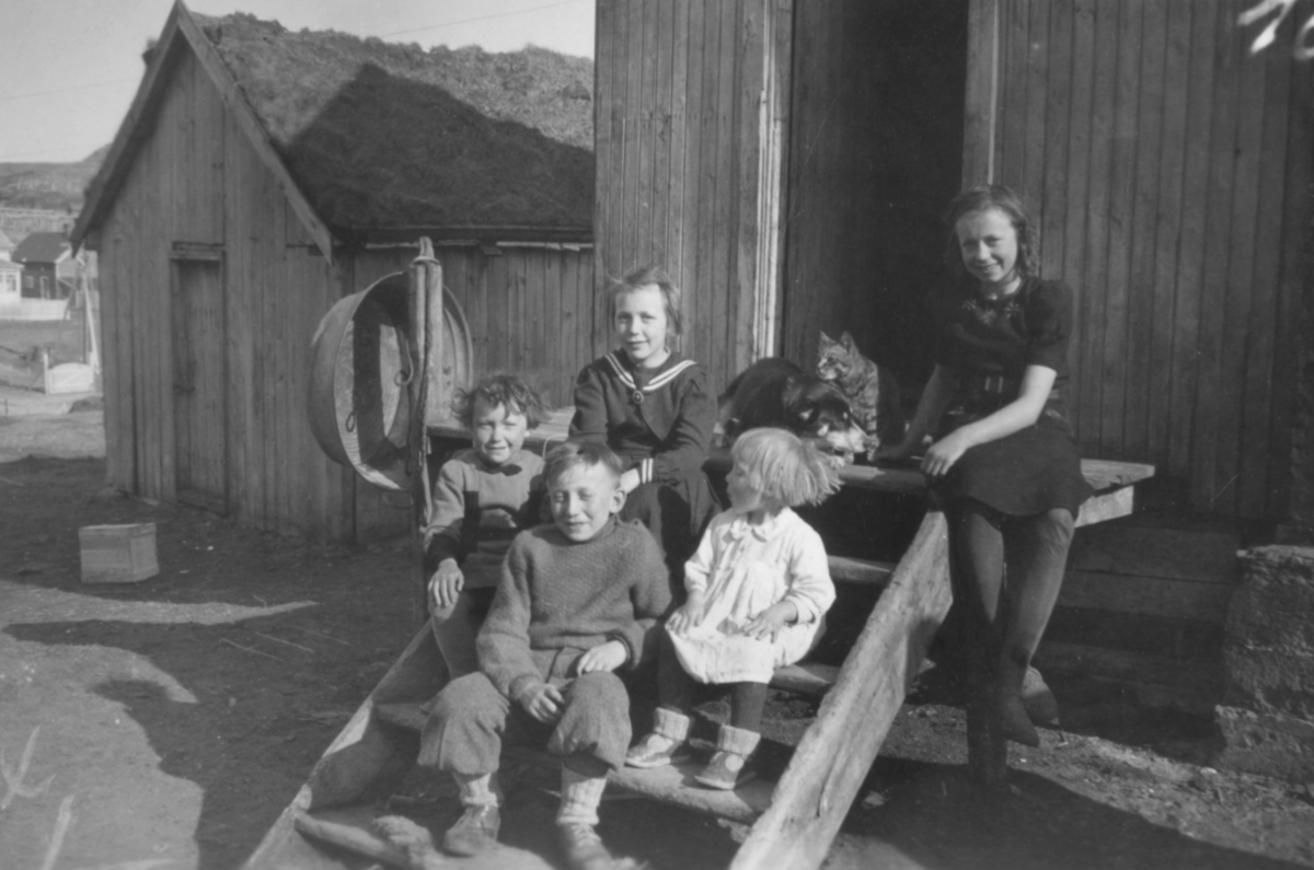 "Barna til Marie og [Nils] Andersen fra Kongsfjord. Gutten foran i trappa heter Einar og jenta bak til høyre er sannsynligvis Venke."
