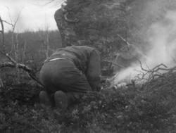 En ukjent mann fyrer opp kaffebål på vidda høsten 1948. Sted