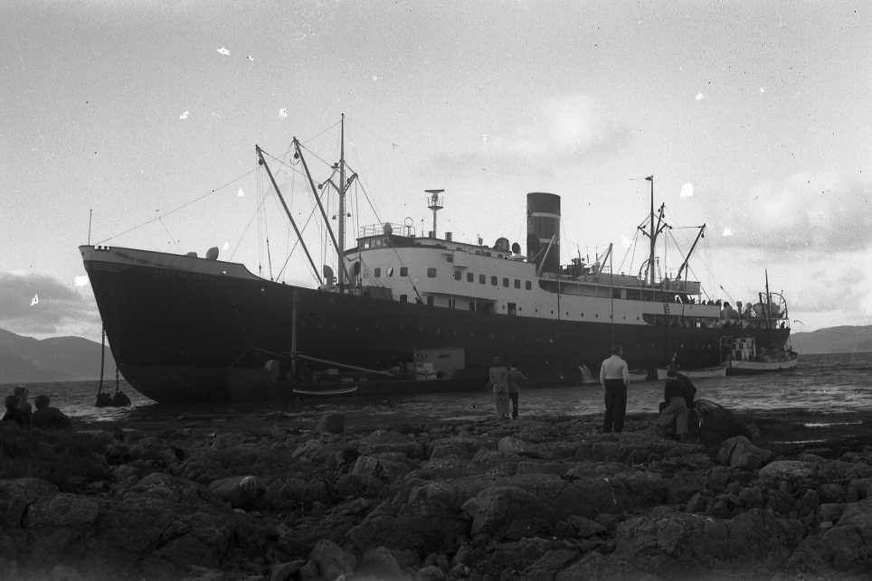 D/S Sigurd Jarl i fjæra ved Bygdnes i Sortland. Redningsbåter legger ...