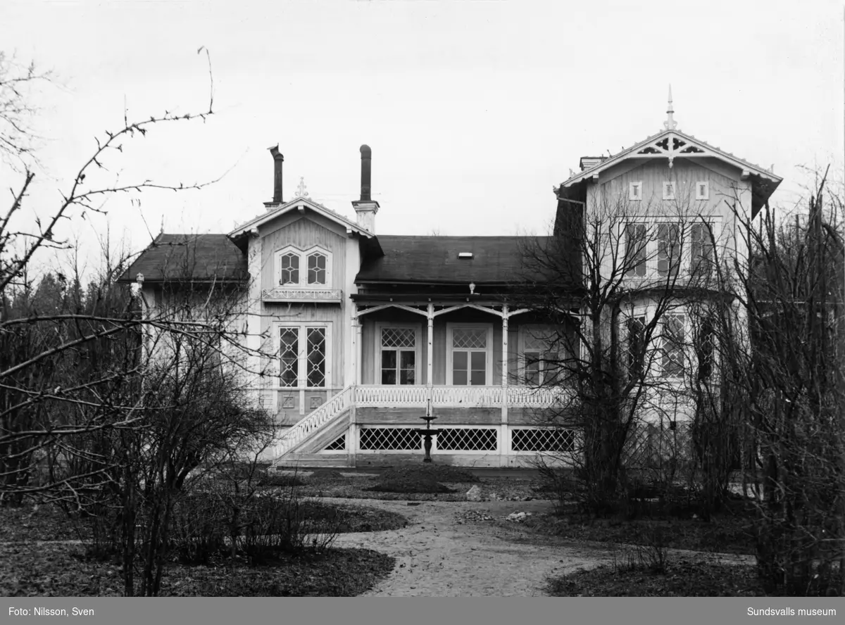Villa Marieberg. Den ursprungliga trävillan uppfördes på 1850-talet av Magnus Arhusiander, grosshandlare och senare delägare av Heffners sågverk. Villan revs 1910 och ersattes av ett stenhus.