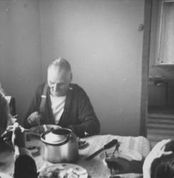 Viktor Karakka sitter ved kjøkkenbordet i Skallelv. På bilde