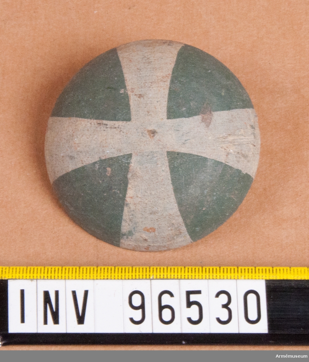 Regementsmärke som skulle bäras i hatten till 1807 års uniform. Fastställd av Gustav IV Adolf den 5 mars 1807.
Vitt kors på grön botten.
7 stycken.