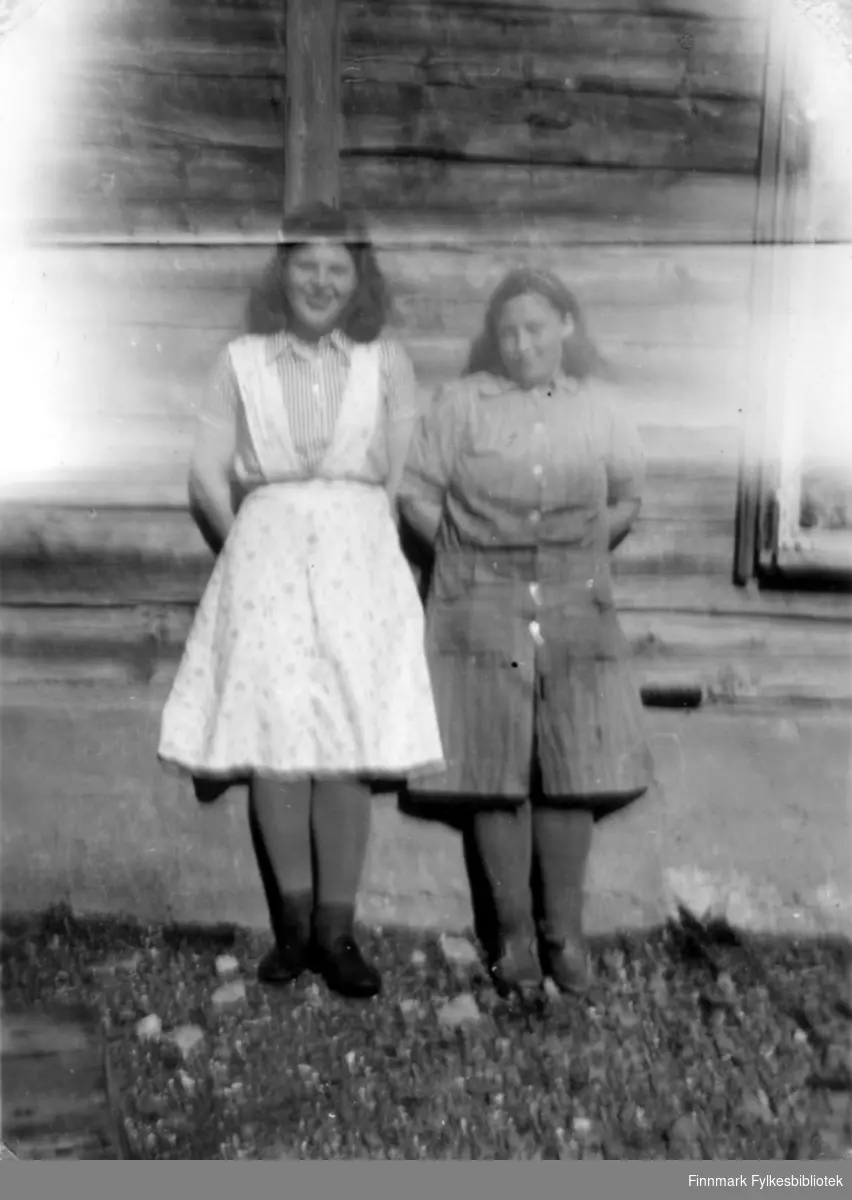 To kvinner fotografert utenfor huset til Grete Julkonen i Skallelv en sommerdag før krigen. De er, fra venstre: Magna Niska og Gudrun Bauna.