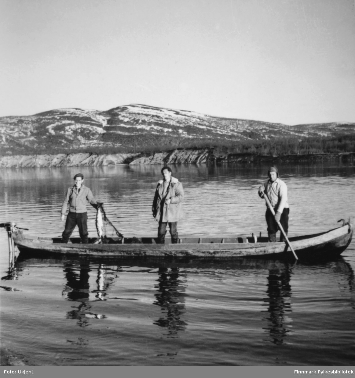 Laksefiske i Tana ved Boftsa i 1958. Fra venstre Arne Mømb, Åge Rasmussen og "Lille" Kristian Rasmussen.