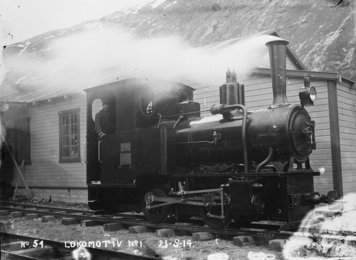 Prøvekjøring av Aurabanens lokomotiv nr. 1. 
Billedtekst: No 54 Lokomotiv no. 1 23-5-14.