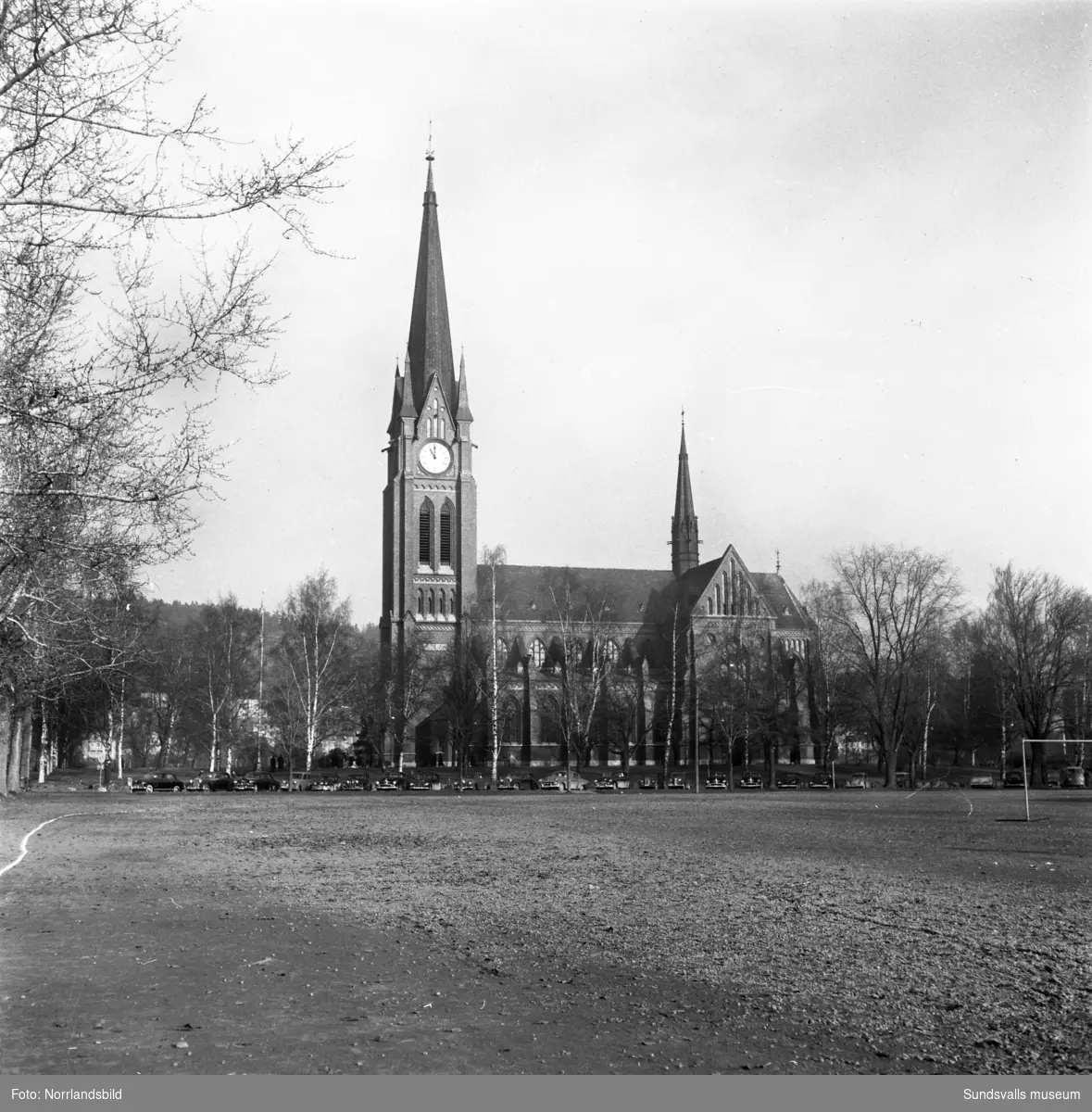 Gustav Adolfs kyrka i Sundsvall. Exteriörbild tagen från läroverksplan.