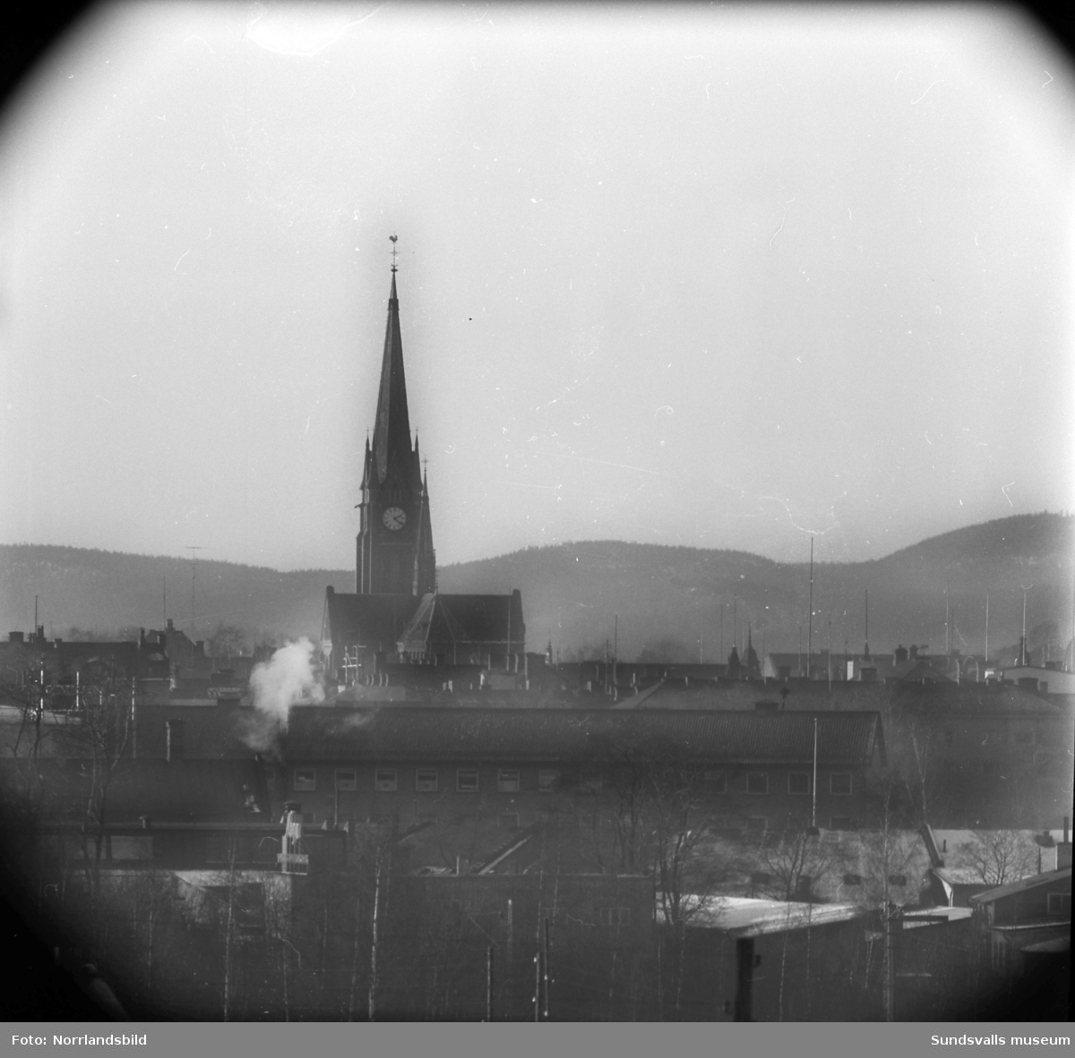 Gustav Adolfs kyrka i Sundsvall, telebild tagen från Kubikenborg.