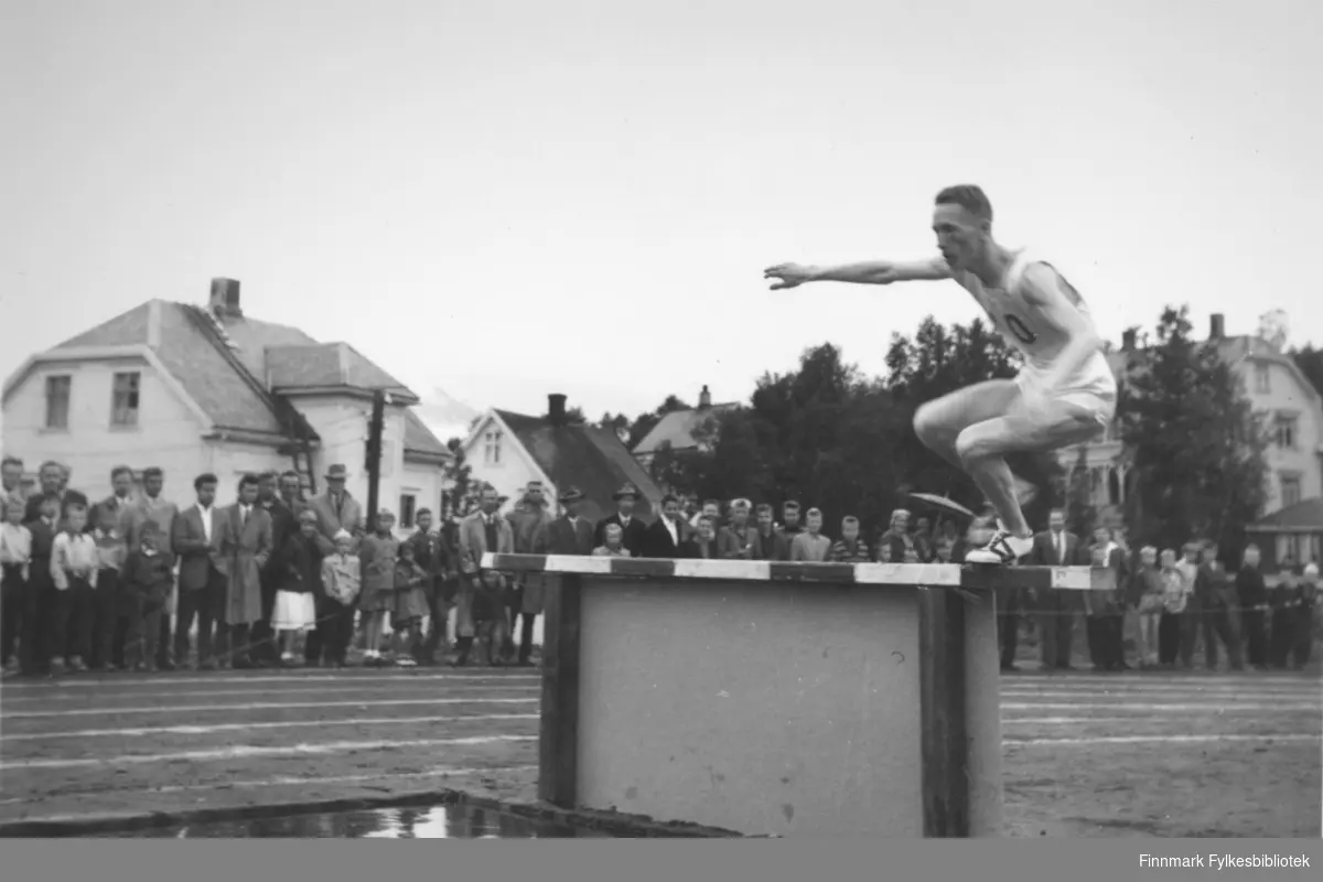 Ragnvald Dahl vinner gullmedalje på (3000 m eller 5000 m?) hinder i Narviks NNM i friidrett, 1957.