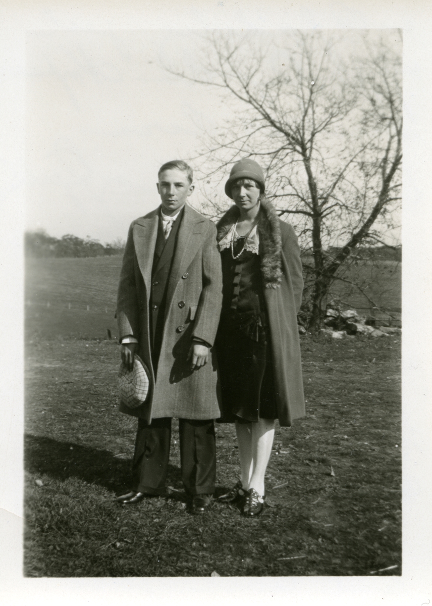 Portrett av en yngre mann og en yngre kvinne. Gutten er iført dress og frakk og kvinnen er iført kjole og hatt.