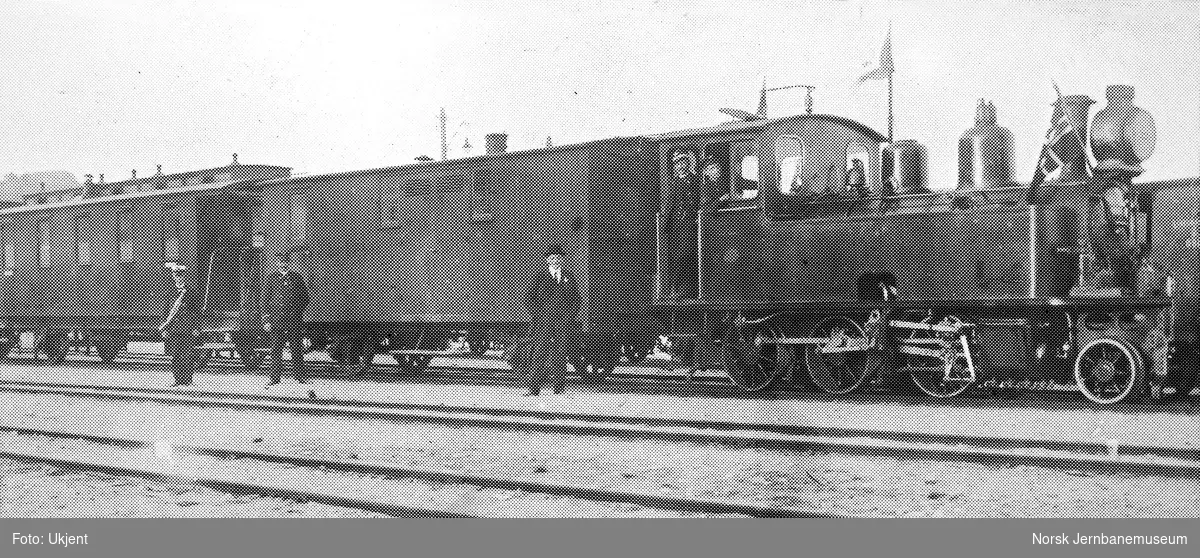 Grimstad stasjon med pyntet tog ved byens 100 års-jubileum i 1916