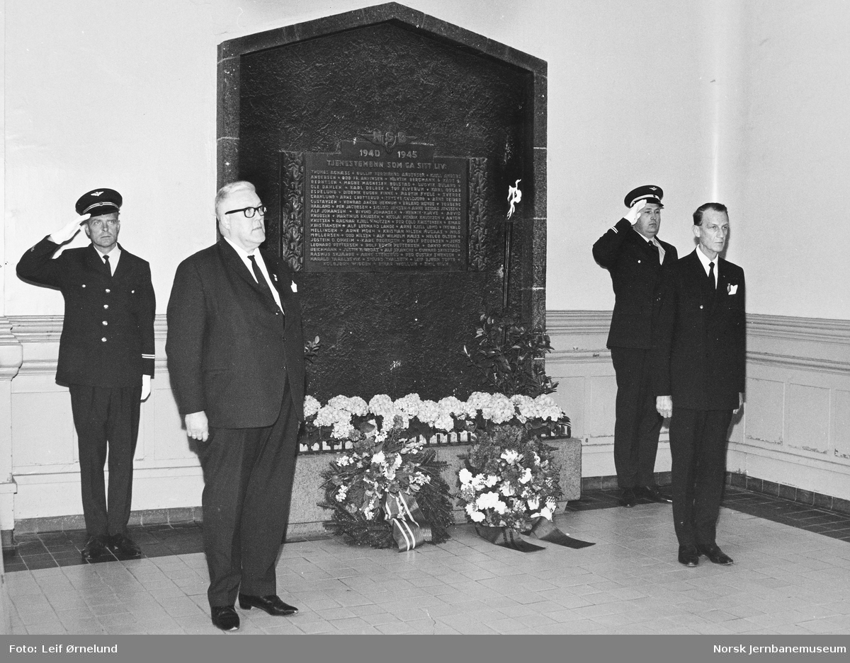 Minnehøytidelighet i 1970 ved minnetavlen over falne NSB-ansatte i Oslo distrikt under 2. verdenskrig