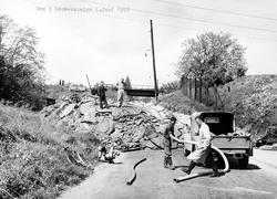 Ras i Brobekkveien på Alnabru 4. juni 1958, jernbanebrua i b