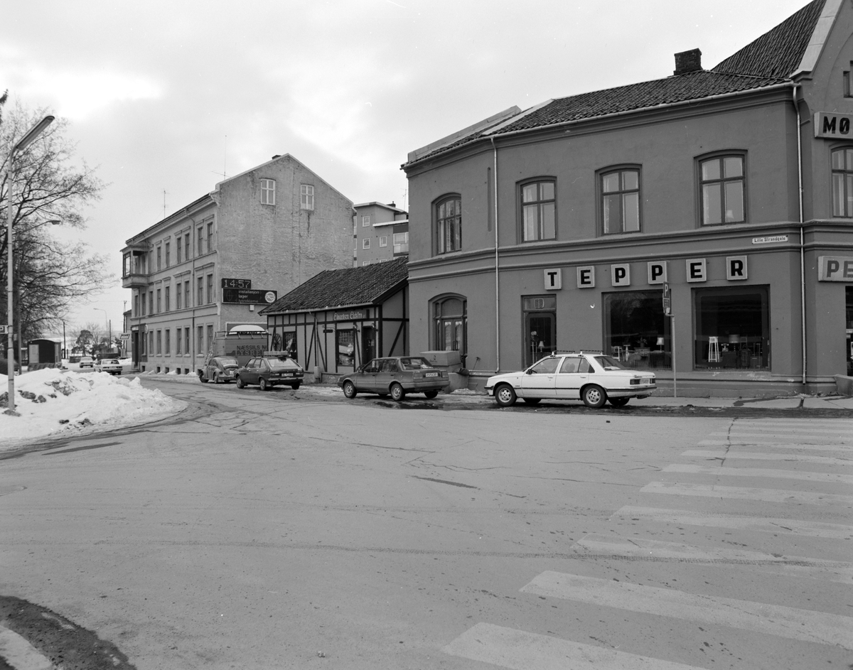 Lille Strandgata 3, Storhamargata 12, Hamar. Edvardsen Elektro, Pegus Møbelforretning. Parkerte biler, vinter.