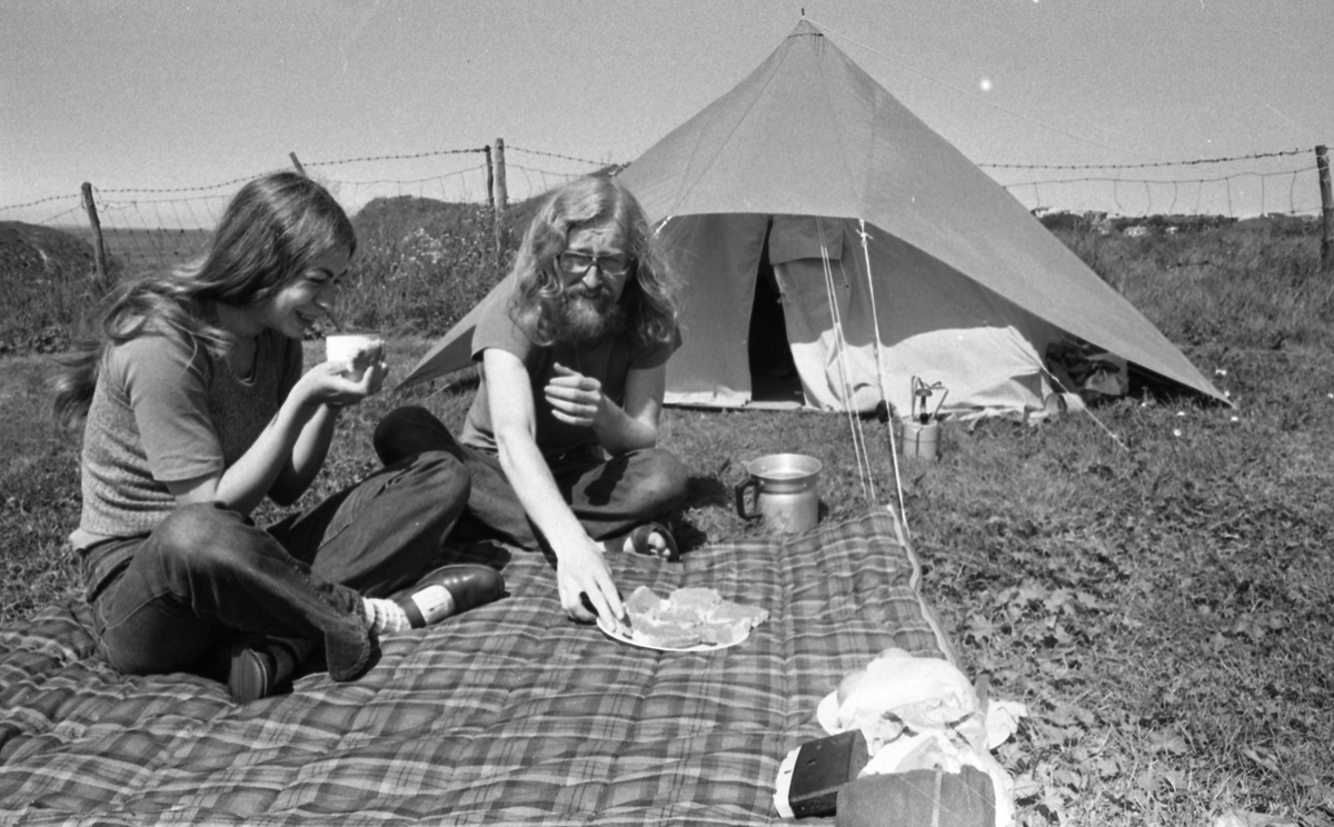 Haraldshaugen Camping Minner fra årets ferie. Ektepar med barn har ankommet med bil og gjør klar til en matbit. Oversikt over campingplassen. Et yngre par som er på teltur nyter matpausen.