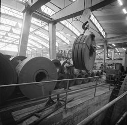 Kran løfter en 10-tonn stål-coil på plass på Kvernelands Fab