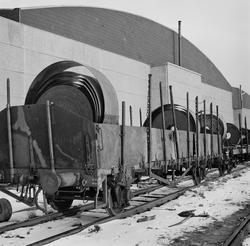 10 tonn tunge stålcoilere på jernbanevogn foran fabrikkhalle